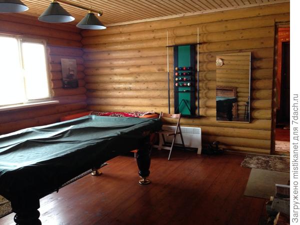 Основная комната с бильярдом