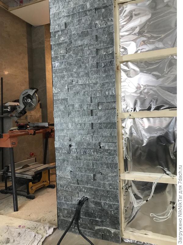 часть стены с камнем за печью