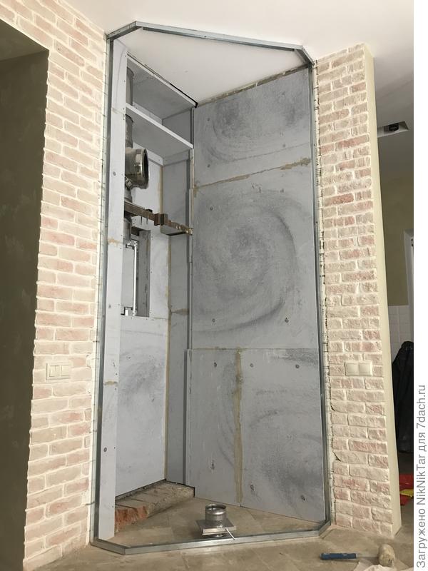 Ревизионная дверца для обслуживания дымохода выведена на противоположную сторону шахты