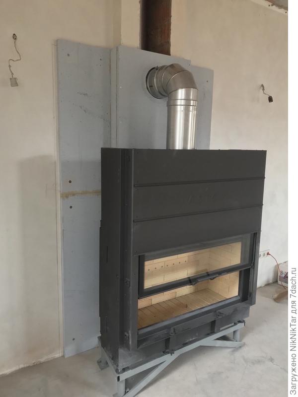 Установка топки на подставку. Здесь не обошлось без средств малой механизации и помощников