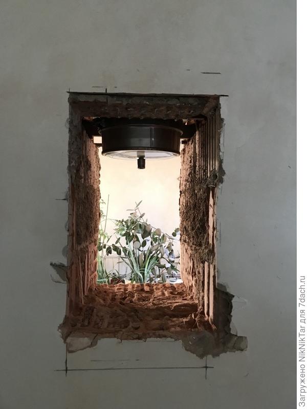 Прорублено окно в соседнее помещение для доступа к дымоходу и его обслуживания.