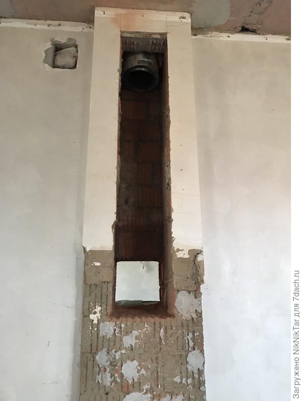 Затем извлечь одну секцию старого дымохода из шахты (его монтировали при строительстве дома)