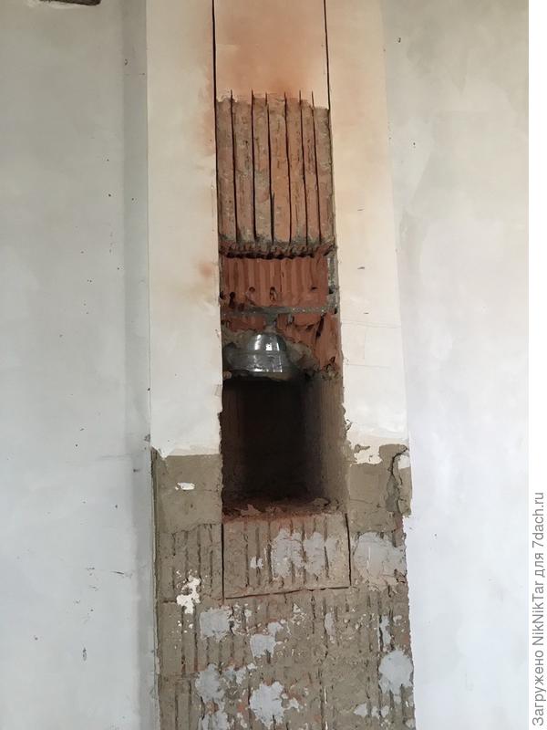 Чтобы правильно подключить камин к дымоходу, пришлось вскрывать шахту
