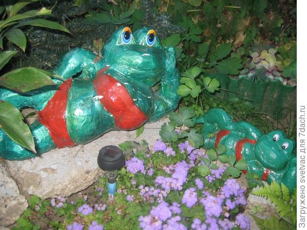 Большая фигурка из пены и видно, как она потрескалась через год, а маленькая ,из куска пенопласта. сохранилась гораздо лучше