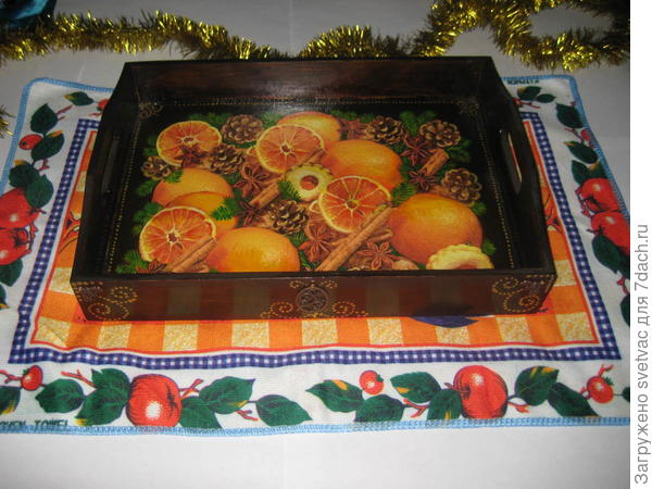 Думаю салфеточку многие узнали, она часто продаётся, хотела ещё ножки к подносу приделать, как назло, нигде найти не могу