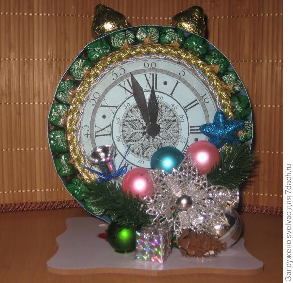 Часы из конфет своими руками – отличное украшение новогоднего интерьера