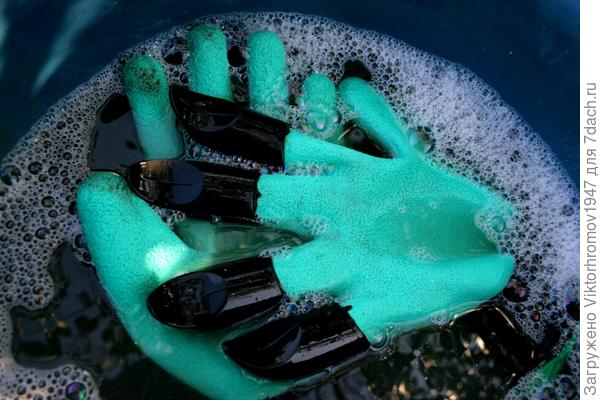 Между когтями и тканью куда вчера забилась грязь, тоже легко отошла.
