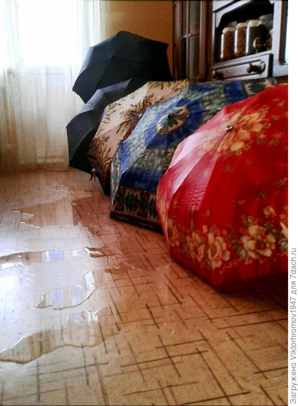 Это дождичек стекает.