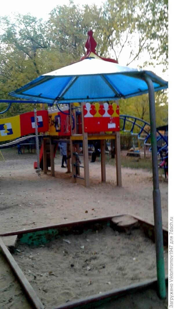 От дождя и солнца сразу.