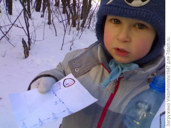 Ещё из бутыли вытащили письмо Тиме от Деда Мороза, в котором он написал, что не смог до внука доехать по причине поломки лыжи. Пришлось ему вернуться. Подарок он спрятал в лесу и нарисовал схему как пройти.