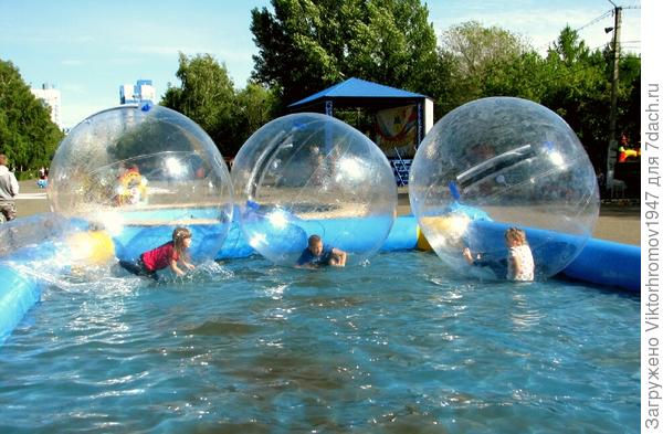 Дети в шарах.