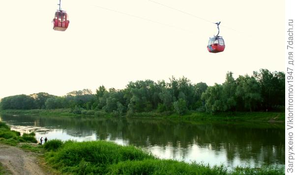 Это канатная дорога соединяет два берега.