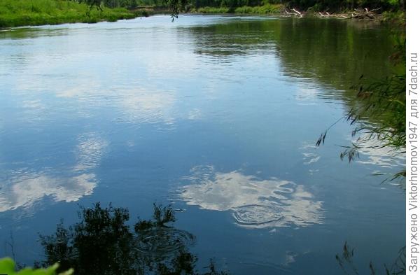 Отразилось в спокойном течении Урала.