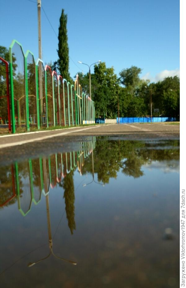 На школьном стадионе после дождя.