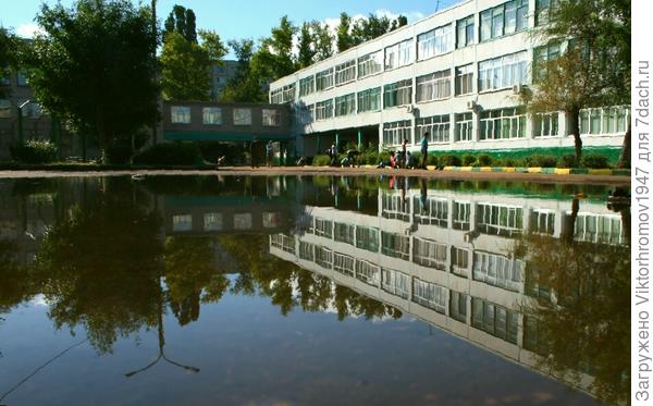 двор гимназии после дождя.