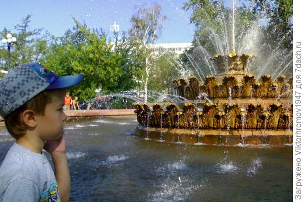 А ночью он ещё и цветной!