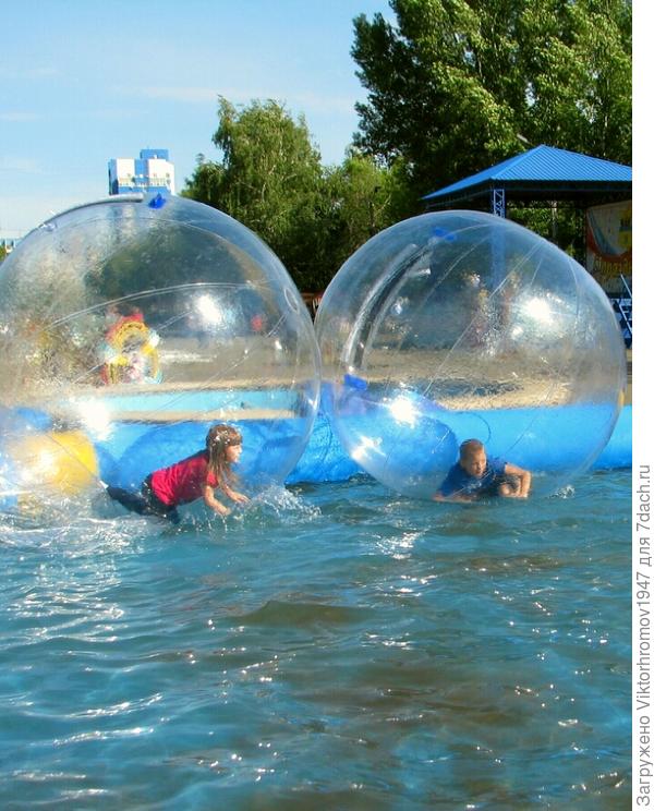 Детишки в надувных шарах на воде...