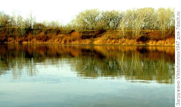 Впечатляют обрывистые берега и степенное течение...