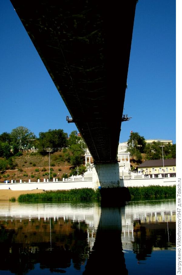 В тенёчке... под мостом.