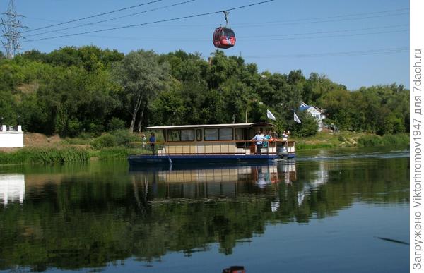 На маленьком пароме.
