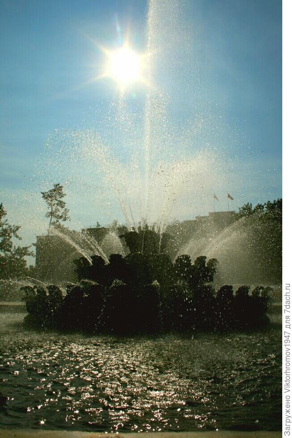 В ВОДЯНЫХ БРЫЗГАХ ФОНТАНА.