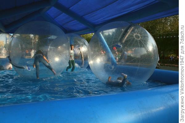 На воде. Внутри больших воздушных шаров.