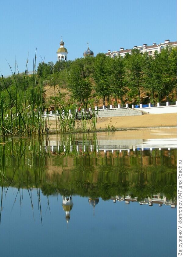 Стоит небольшая действующая церквушка.