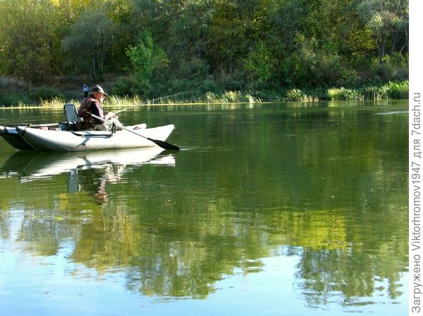 Это солидный рыбак. В проводку с лодки...