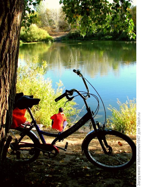 Вот рыбак с берега рыбку ловит. Дачник...приехал на велосипеде.