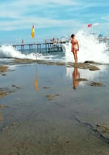 Шум прибоя...