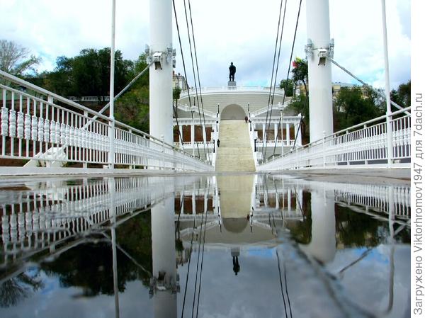 Это отражение внутри моста. На верху отражается памятник В. Чкалову..