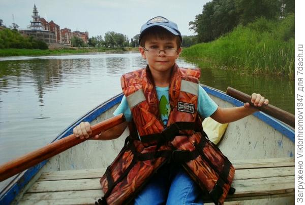 Спасательный жилет пока не поплечам...Зато сам на вёслах