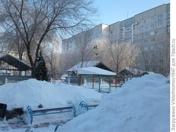 Только школьники рады! Весь день будут шайбу гонять...Классно!