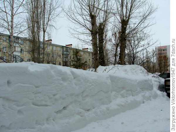 Такой уровень снега у нас во дворах....