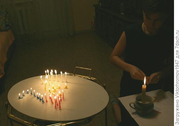 ...цветные горящие свечи 7 Дач!