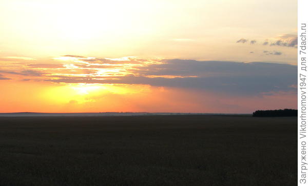 Вечерний закат за околицей...