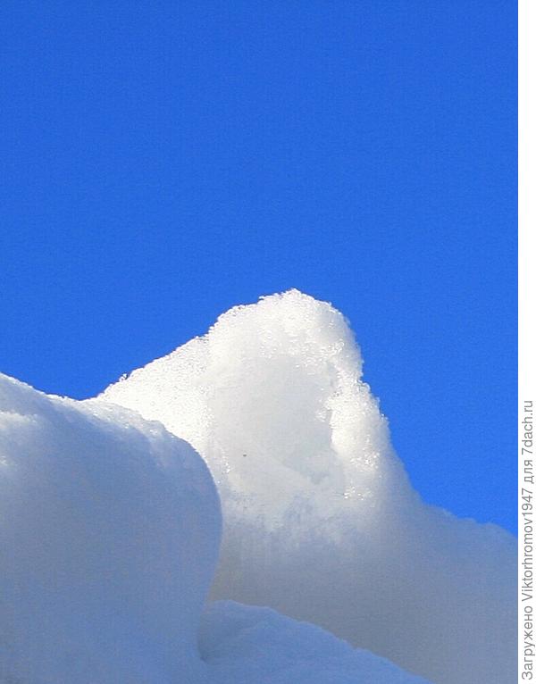 Это не облако...это снежный холмик.
