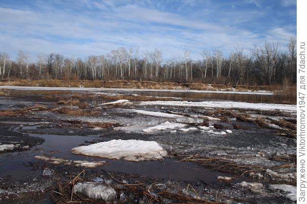 Льдины наползают друг на друга...