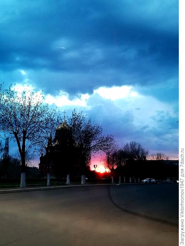 Это заход солнца, так смотрится между строениями