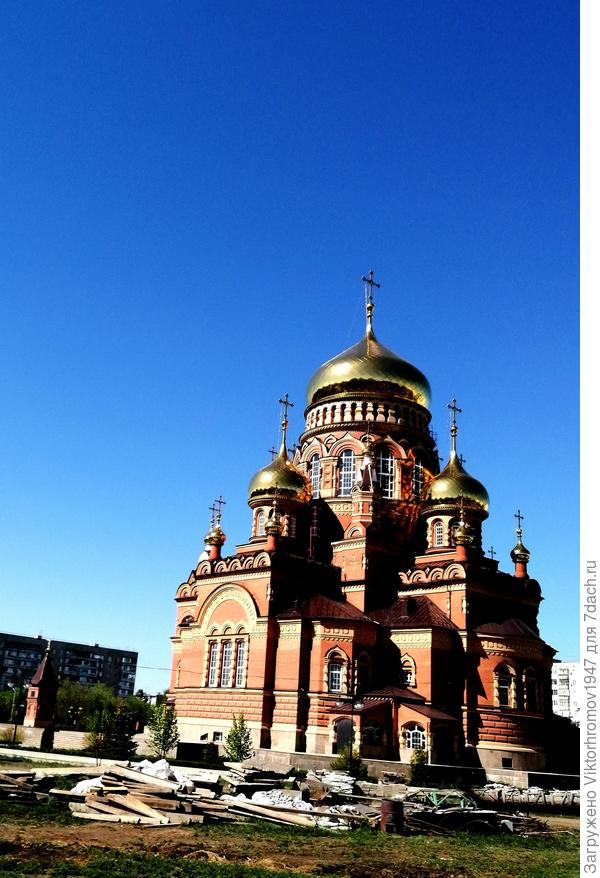 Строящийся Храм, копия разрушенного в 1937г.