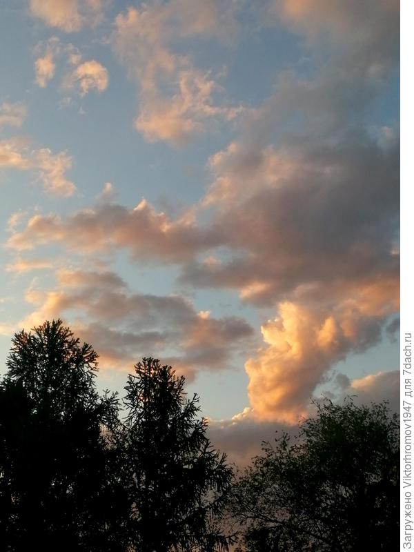 А высшие силы таким закатом будто предупреждают! Люди берегите чистое небо над головой! Мир Вашему дому!