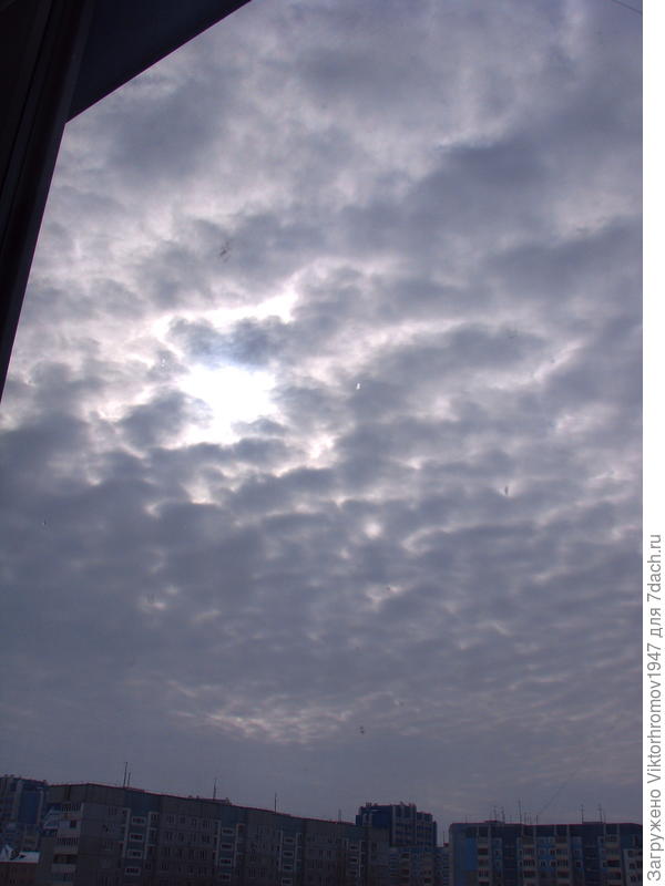 Окно в окно...небо в тучах...