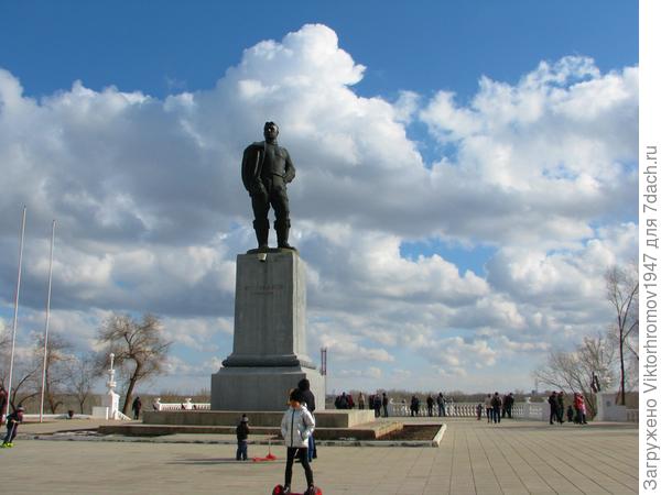 Памятник В. И. Чкалову на Бульваре города Оренбурга.
