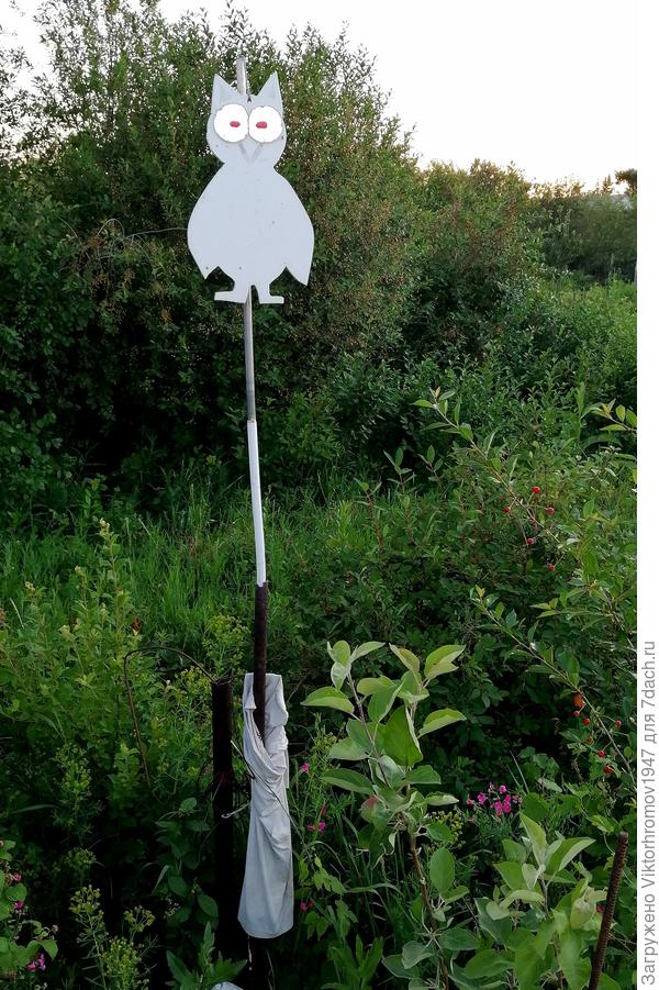 Этот совёночек подвешиваются на трубке и постоянно шевелится и крутится в зависимости от скорости и направления ветра