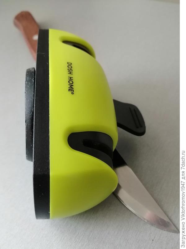 Приятным сюрпризом оказалось очень лёгкое, но сильное крепление ножеточки к столу (вакуумное) типа присоски.