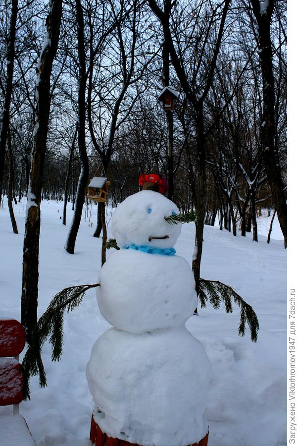 Шарфик голубенький что бы не простудилась...