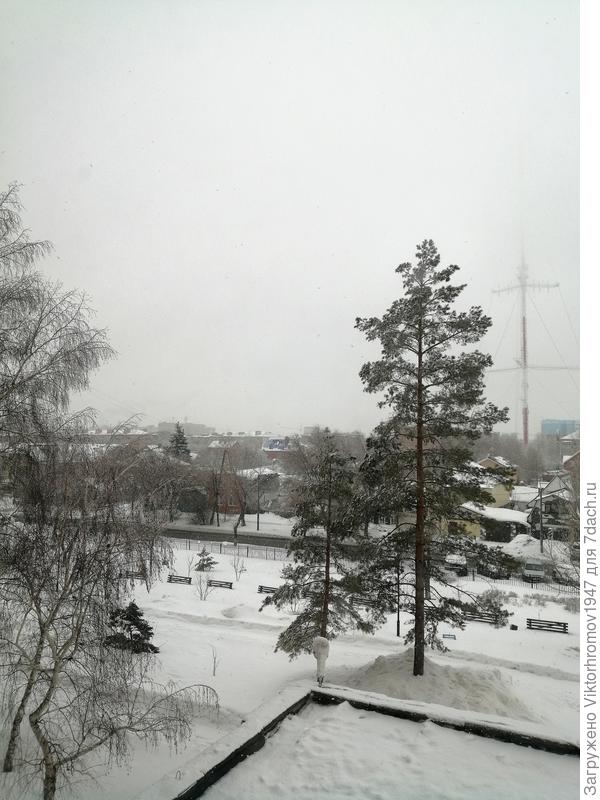 Вид из окна с 3 этажа на город.