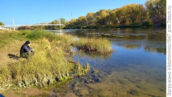 Рыбак с надеждой поймать Леща