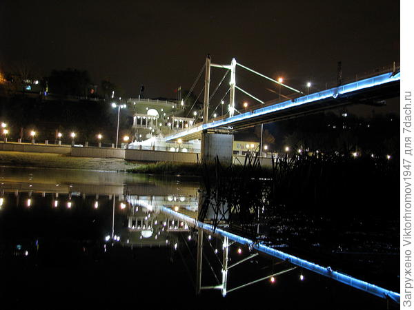 Всю ночь красиво освящён...