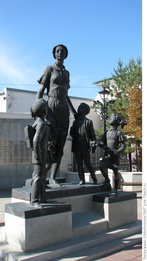 В старом городе на улице Советской установлен обелиск "Первой учительнице."